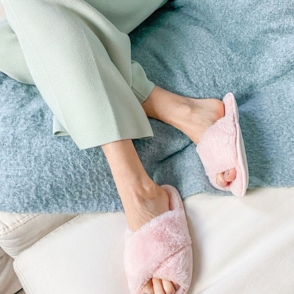 🌞 2/$25 | Splendid | Crystal Pink Fur Slippers - Picture 2 of 5